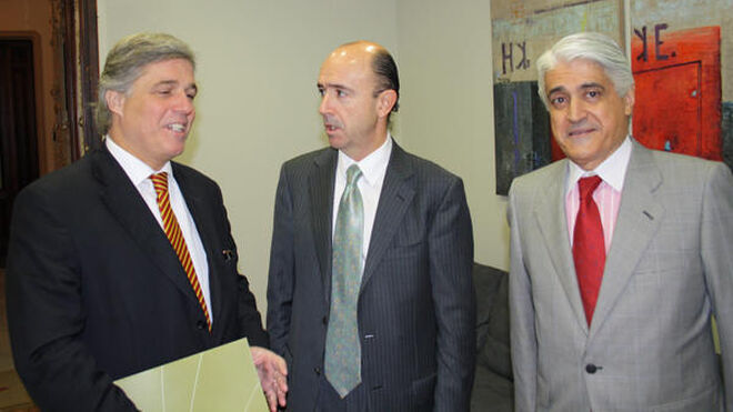 De izquierda a derecha el embajador de Uruguay en España, Francisco Bustillo; el exconsejero madrileño de Sanidad y presidente de la Fundación Lafer, Manuel Lamela; y el abogado Fernando Belhot