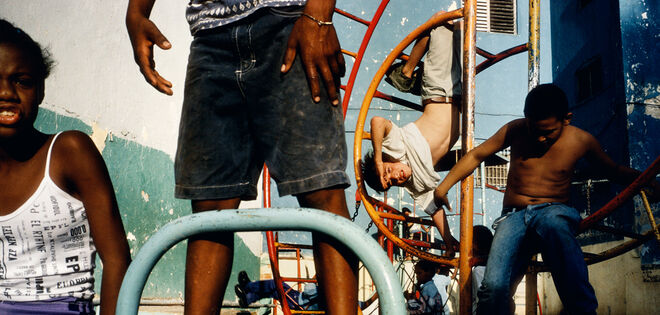 Alex Webb, Niños jugando en un patio de recreo. La Habana, Cuba, 2000 ©Alex Webb Magnum Photos