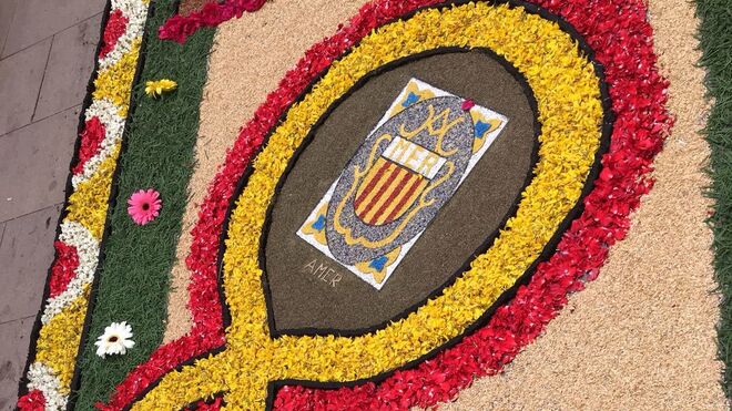 La confección de alfombras florales es una de las principales características de esta festividad en Gerona.