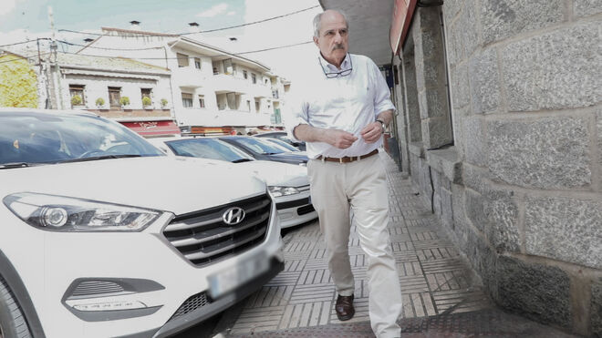 El represor argentino Adolfo Scilingo camina por las calles del pueblo donde vive cuando sale de prisión