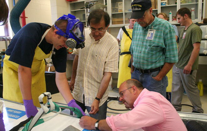 Angel Guerra (rosa) y Luis Luria, trabajando mano a mano con el equipo de Mike Vecchione (verde)