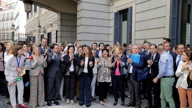 Diputados y personal del PP en el congreso esperan la salida del presidente del Gobierno, Mariano Rajoy.