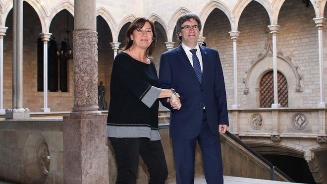 La presidenta del Govern balear, Francina Armengol, y el expresidente de la Generalitat, Carles Puigdemont.