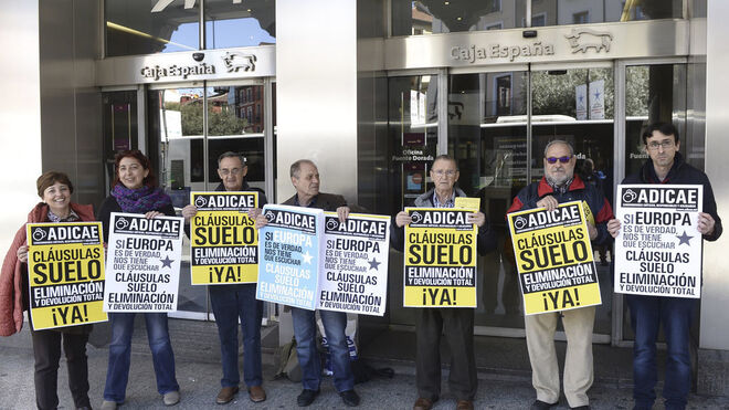 Imagen de archivo de una protesta de clientes afectados por la cláusula suelo a las puertas de una entidad financiera.