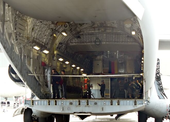 Interior de un C-17 en la Exhibición Aeroespacial Internacional de 2006