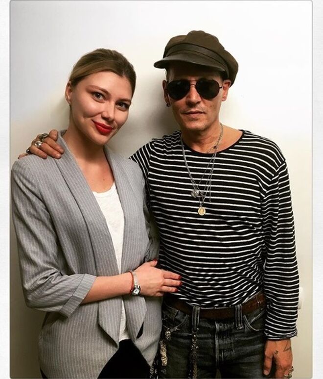 Johnny Depp posa con una de sus fans.