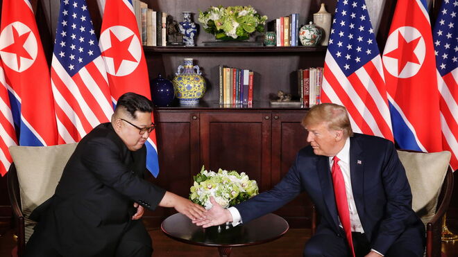 Kim Jung Un y Donald Trump se dan la mano durante una cumbre histórica