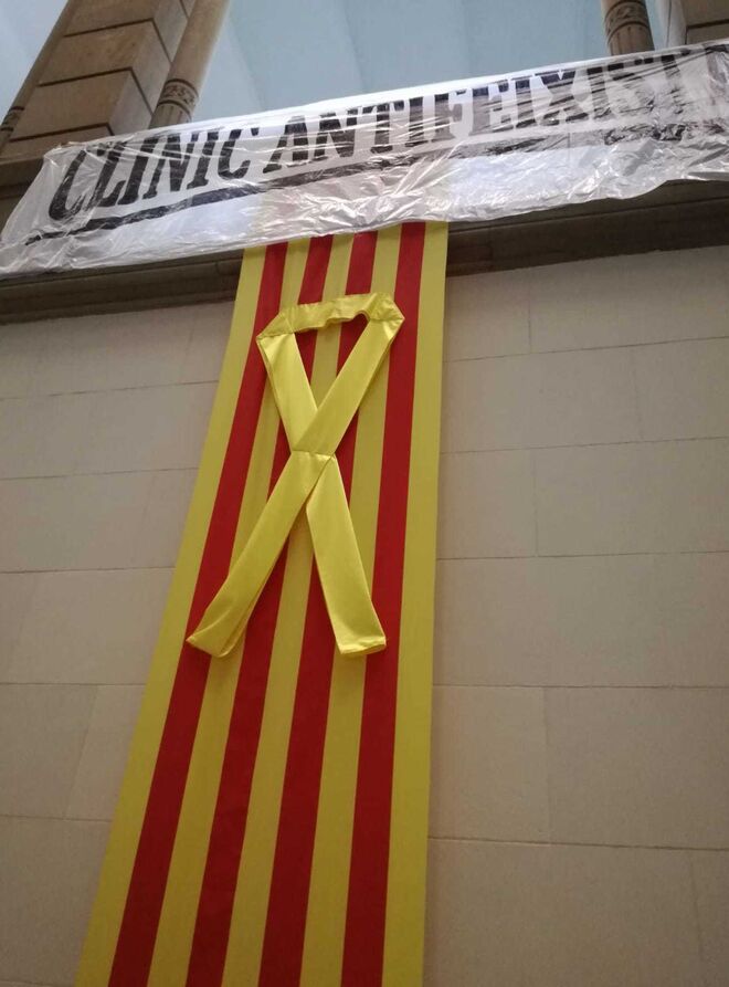 Manifestación política a la entrada del hospital Clínic de Barcelona
