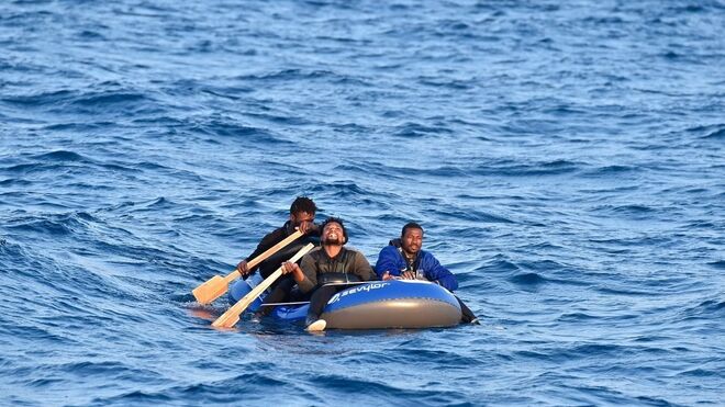 Migrantes en una patera en aguas del Estrecho de Gibraltar.