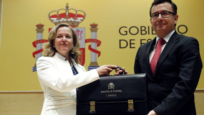 Nadia Calviño recibe la cartera de Economía de manos de Román Escolano.