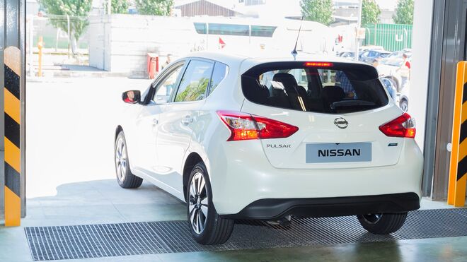 Nissan Pulsar saliendo de la planta de Barcelona.