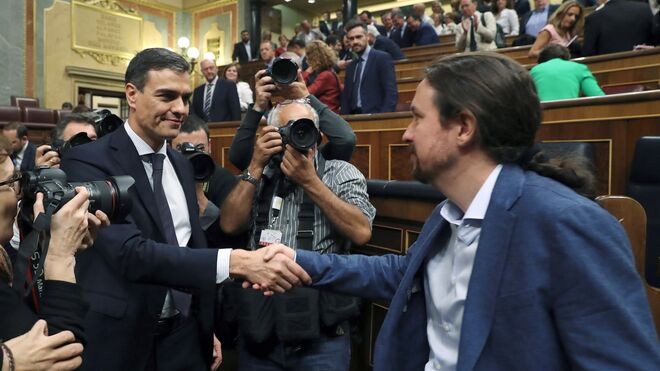 Pablo Iglesias felicita a Pedro Sánchez por la victoria de la moción de censura.