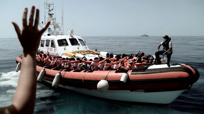 Parte de los 629 migrantes del Aquarius a bordo de una patrullera.