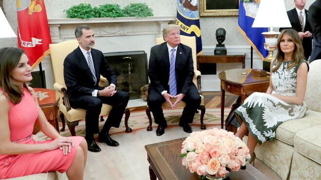 El presidente de Estados Unidos Donald Trump, su mujer Melania Trump, el Rey Felipe VI y la Reina Letizia, durante el encuentro que ambos mandatarios y sus esposas celebran en la Casa Blanca en el Despacho Oval.