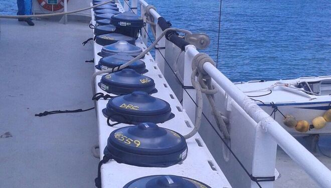 Las boyas inteligentes de Satlink se lanzan al agua y comunican al barco dónde se encuentra los bancos de atunes