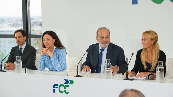 Carlos Slim, flanqueado por Esther Koplowitz (a su derecha) y Esther Alcocer Koplowitz, presidenta de FCC