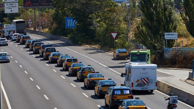 Cientos de taxistas participaron esta mañana en la marcha lenta desde al aeropuerto de El Prat hasta el puerto de Barcelona por la Ronda Litoral.