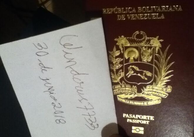 Foto del pasaporte de Héctor con el nombre de usuario de reddit