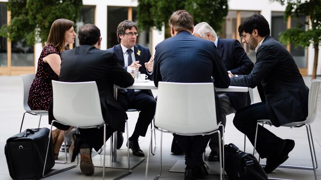 El ex presidente catalán Carles Puigdemont (3º izq) conversa con sus abogados alemanes