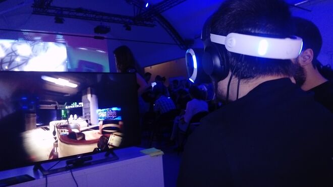 Usuario jugando con realidad virtual