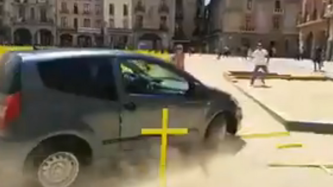 Un coche embiste las cruces plantadas en Vic por independentistas a favor de la libertad de los presos