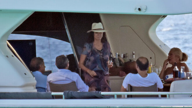 La presentadora, con su marido y unos amigos, a bordo de un barco.