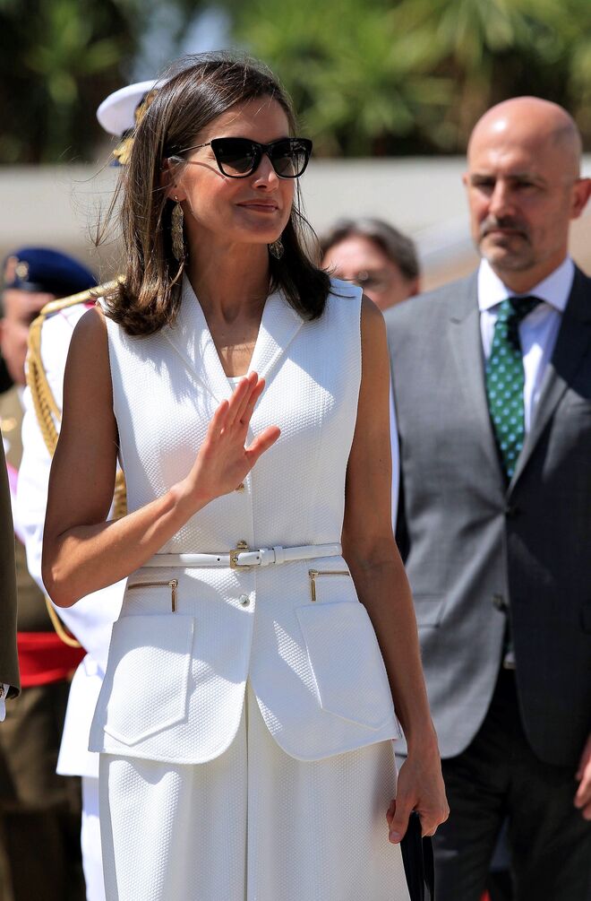 La reina Letizia, no se separó casi de sus gafas de sol.