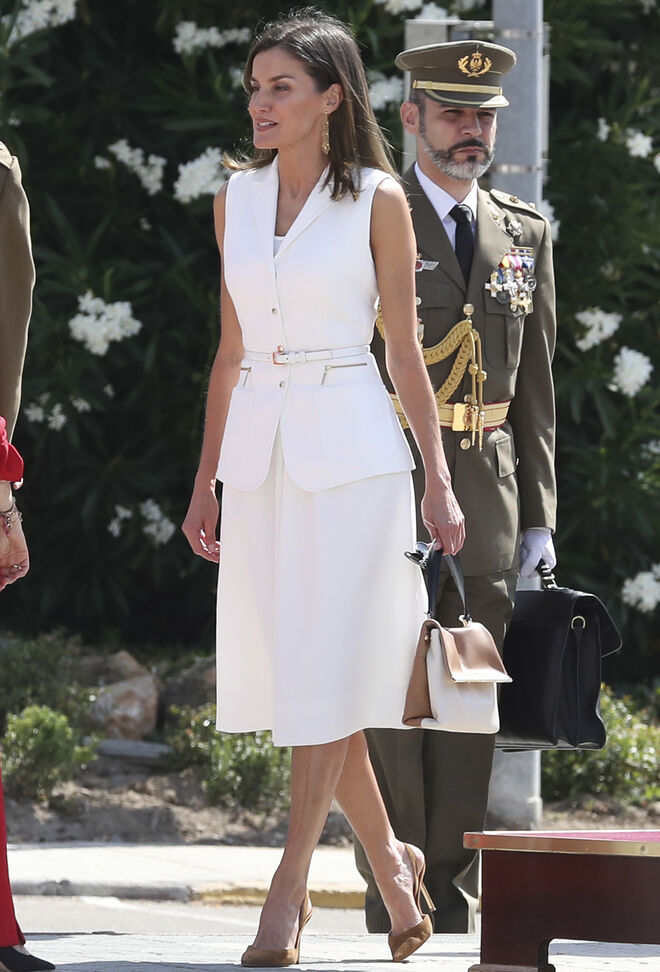 La reina, con bolso y zapatos de Carolina Herrera.