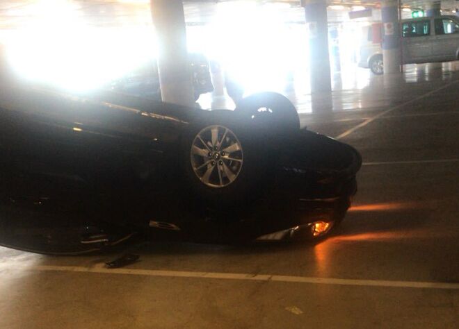 vehículo volcado de Uber en el aeropuerto de Barcelona.