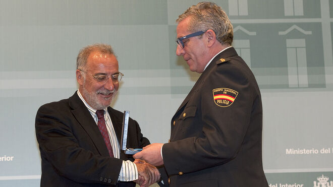El comisario Carlos Salamanca (d) recibe la Medalla al Mérito de Protección Civil