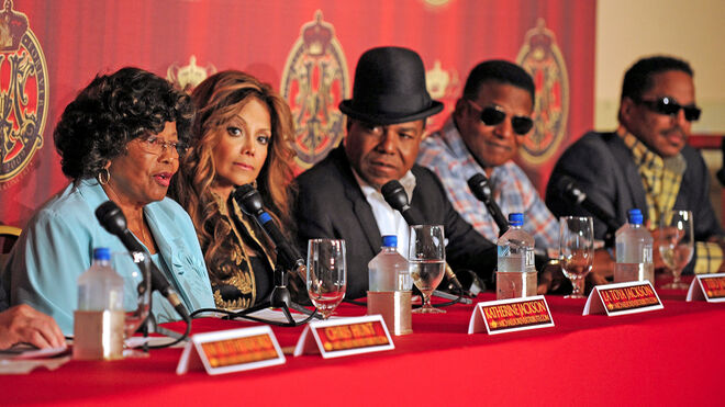 Katherine Jackson (izda), madre del cantante estadounidense Michael Jackson, anuncia junto a LaToya Jackson, Tito Jackson, Jackie Jackson y Marlon Jackson, el concierto homenaje a su hijo