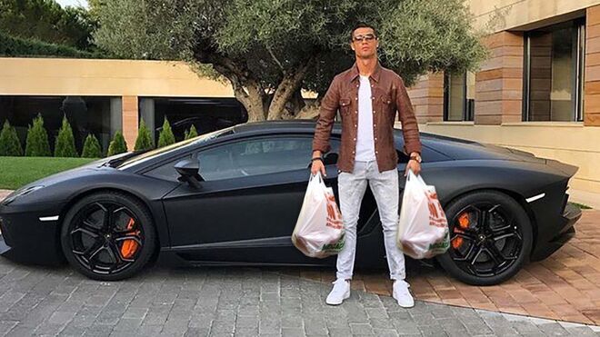 Meme Cristiano Ronaldo portando bolsas de Mercadona junto a su Lamborgini