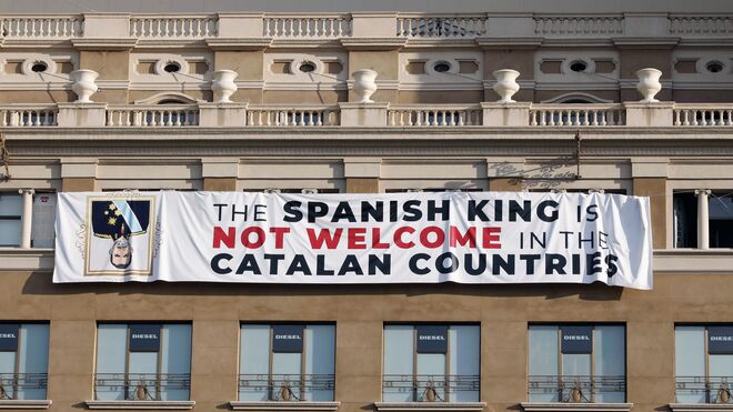 Pancarta colgada en la Plaza Cataluña