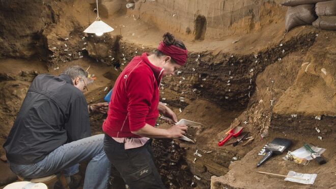 Excavaciones en la cueva de Bomblos