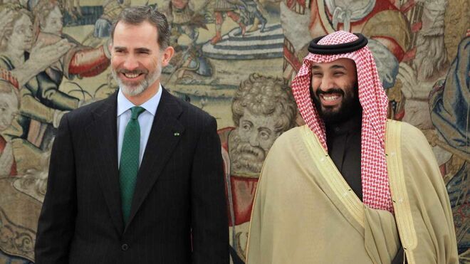 El rey Felipe VI recibe al príncipe heredero saudí, Mohamed bin Salmán, el pasado mes de abril.