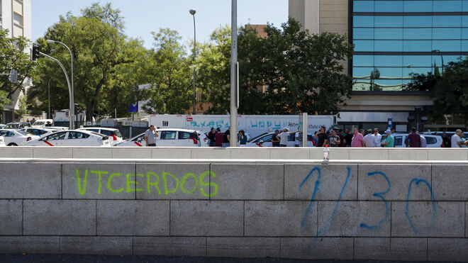 Pintadas en el Paseo de la Castellana en contra de las los VTC