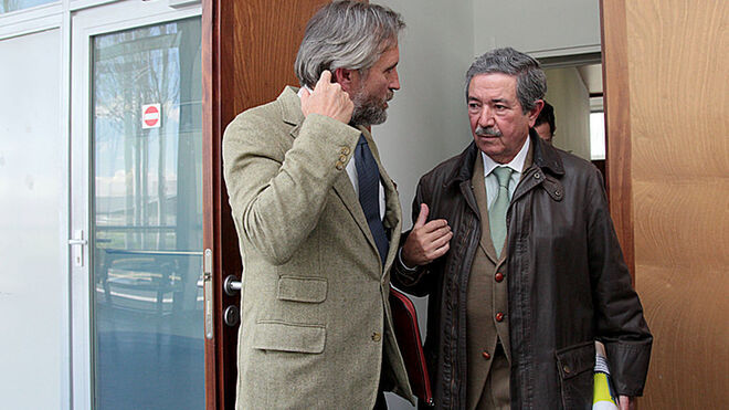 Rafael Gómez Arribas, a la derecha de la imagen, el 15 de abril de 2016 en el juzgado de Ciudad Real.