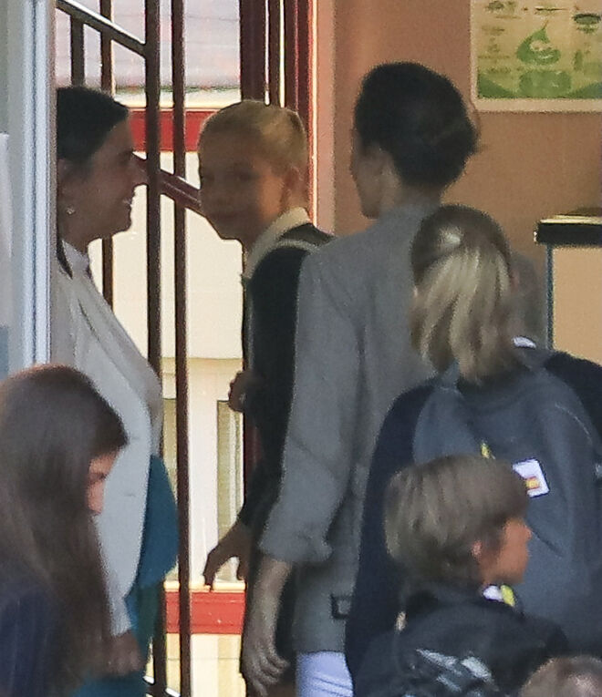 La reina, junto a la princesa Leonor y la infanta Sofía, entrando en el colegio.