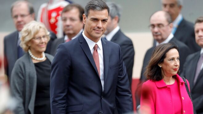El presidente del Gobierno, Pedro Sánchez, junto a la ministra de Defensa, Margarita Robles el pasado 12 de octubre