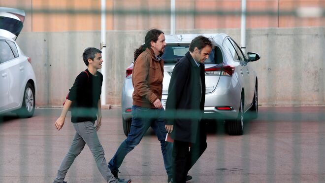 El líder de Podemos, Pablo Iglesias (c), acompañado por la diputada de En Comú Podem en el Congreso, Lucía Martín (i), y el teniente de alcalde en el Ayuntamiento de Barcelona, Jaume Asens (d), a su llegada a la prisión de Lledoners (Barcelona).