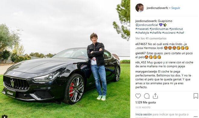 Jordi Cruz posa al lado de su Maserati.