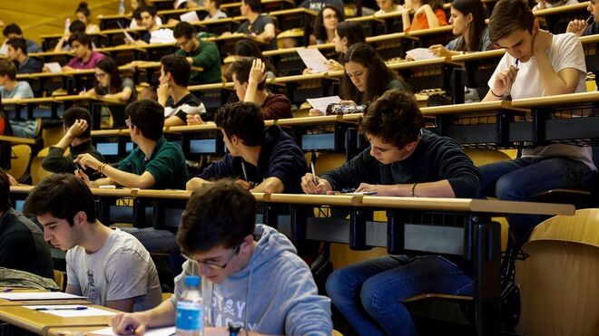 Un grupo de estudiantes realizan los exámenes de la Evaluación de Bachillerato para el Acceso a la Universidad .