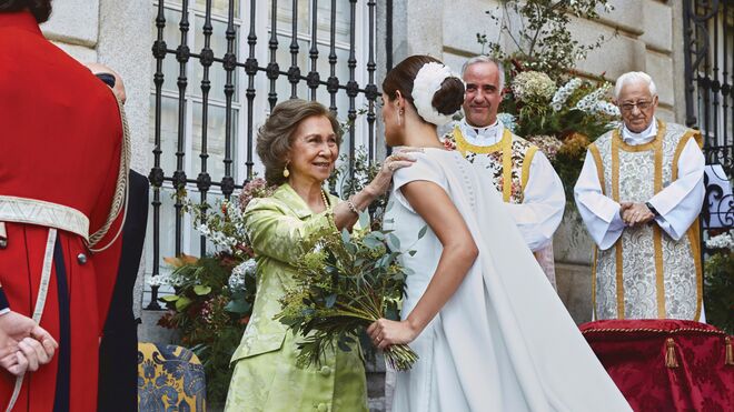 La reina Sofía, saluda cariñosa a la novia.