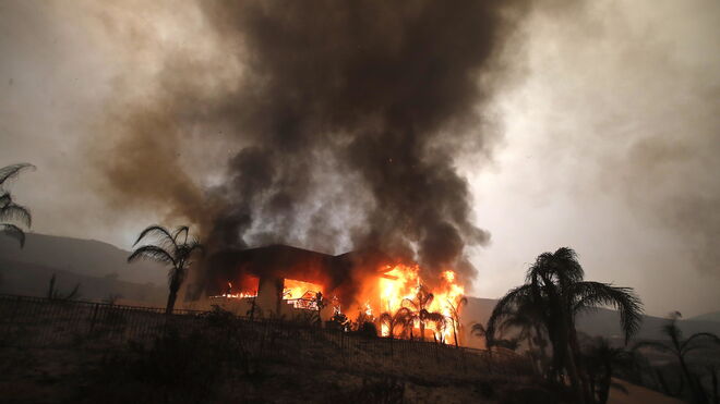 Imagen de una casa ardiendo en California.