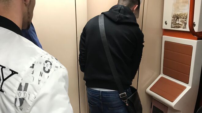 Un joven ajeno a Metro abriendo una cabina del suburbano con una llave maestra