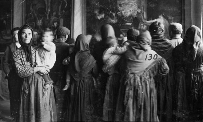 “Grupo de espectadoras ante una copia de , de Velázquez, Cebreros, Ávila, 13-17 de noviembre de 1932” Madrid, Archivo fotográfico de la Residencia de Estudiantes