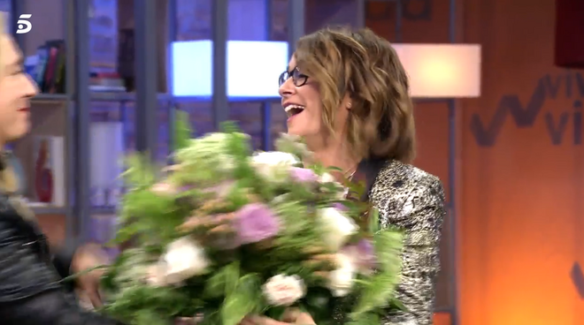 La directora de 'Viva la vida' le hace entrega de un ramo de flores.