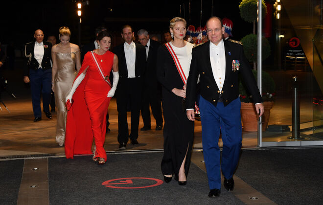 La familia monegasca entrando en el Foro Grimaldi para la cena de gala.