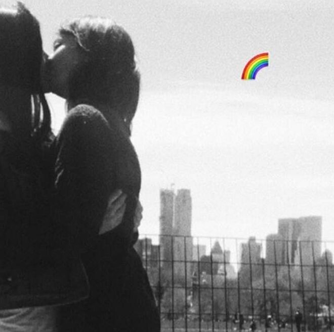 La imagen del beso de Anna Castillo y su novia Lara en Nueva York.