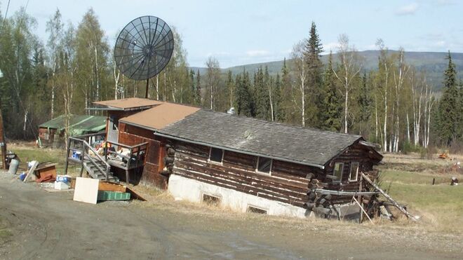 Una casa privada al norte de Fairbanks (Alaska) se está hundiendo de manera desigual en el permafrost por el deshielo